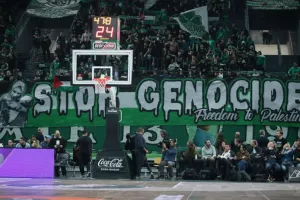 Έστειλε μήνυμα ο κόσμος του Παναθηναϊκού: «Σταματήστε τη γενοκτονία, λευτεριά στην Παλαιστίνη»