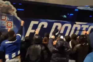 Χάος στην Πόρτο: Οπαδοί επιτέθηκαν στο πούλμαν της ομάδας μετά τον αποκλεισμό-σοκ στο Κύπελλο