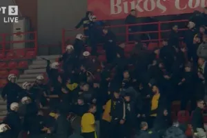 Προμηθέας - ΑΕΚ: Επεισόδια στις εξέδρες και βίαιη απώθηση των οπαδών από τα ΜΑΤ