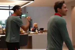 Το πόσο οικογένεια είναι η Λίβερπουλ, φάνηκε από τη χαρά του Φαν Ντάικ για τον Κιέζα