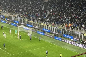 Ίντερ - Ουντινέζε: Διακόπηκε προσωρινά ο αγώνας στο Τζουζέπε Μεάτσα, οπαδός κατέρρευσε στην κερκίδα