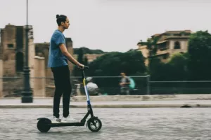 Ηλεκτρικά πατίνια: Πάνω από 100 νεκροί σε 20 χώρες μέσα σε 1 έτος