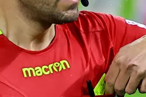 6 διαιτητές!