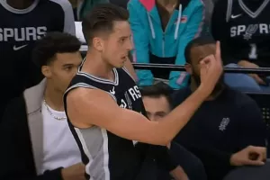 «Βαρύ» πρόστιμο για τον Κόλινς: Έδειξε το μεσαίο του δάχτυλο στους διαιτητές