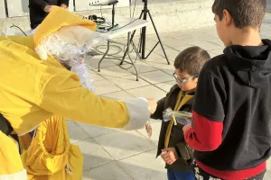 (Φώτος Kerkida) Κίτρινος Άγιος Βασίλης μοίρασε δώρα 