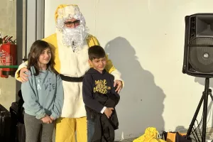 (Φώτος Kerkida) Κίτρινος Άγιος Βασίλης μοίρασε δώρα 