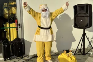 (Φώτος Kerkida) Κίτρινος Άγιος Βασίλης μοίρασε δώρα 