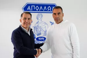 (Φώτος) Χειραψία και υπογραφές 