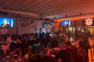 (ΒΙΝΤΕΟ/ΦΩΤΟΣ) Δεξίωση στην ομάδα για τα... γεννητούρια από τον Λούκα