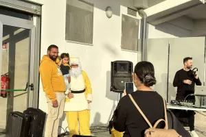 (Φώτος Kerkida) Κίτρινος Άγιος Βασίλης μοίρασε δώρα 