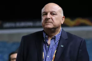 "Προς τιμήν του κ. Καραπατάκη μας κάλεσε στο γραφείο του…"