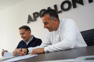 (Φώτος) Χειραψία και υπογραφές 