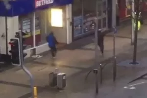 (ΒΙΝΤΕΟ) Χαμός στο Λίβερπουλ - Ο αέρας ρίχνει τον κόσμο πάνω σε κολώνες!