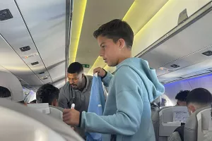 (Φώτος kerkida) Έπιασαν… δουλειά στο αεροπλάνο! 