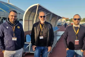 Κοντά στην ομάδα/Το είδε από Ανατολική