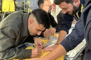 Μοίρασαν αυτόγραφα στους ΑΕΛίστες (Φώτος/Βίντεο Kerkida)