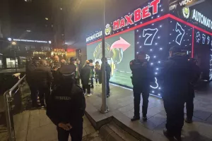 (Φώτος kerkida) Αναμονή από τους Ομονοιάτες και επίβλεψη από την Αστυνομία 