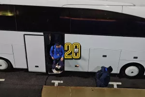 (ΒΙΝΤΕΟ Kerkida) Η άφιξη του ΑΠΟΕΛ στο "Republican Stadium" 