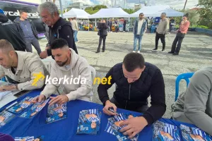 (Φώτος Kerkida) Αυτόγραφα και μπόλικη χαρά από τους παίκτες της ΑΝΟ