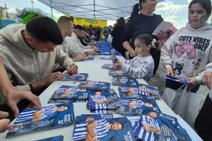 (Φώτος Kerkida) Αυτόγραφα και μπόλικη χαρά από τους παίκτες της ΑΝΟ