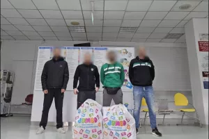 Θύρα 9/Μοίρασε δωρα
