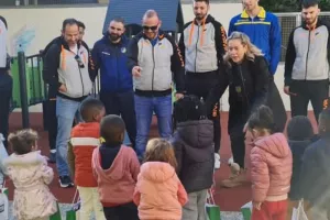 (Βίντεο-Φώτος) Όμορφη κίνηση από το ΑΠΟΕΛ Περεστρόικα