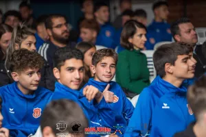 Pizza & Stand Up Comedy Event προς τους μικρούς της ακαδημίας (φώτος)