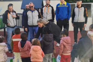 (Βίντεο-Φώτος) Όμορφη κίνηση από το ΑΠΟΕΛ Περεστρόικα