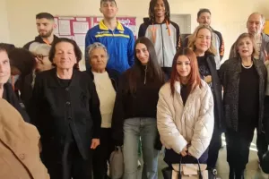 (Βίντεο-Φώτος) Όμορφη κίνηση από το ΑΠΟΕΛ Περεστρόικα