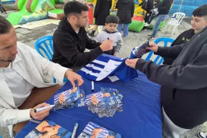 (Φώτος Kerkida) Αυτόγραφα και μπόλικη χαρά από τους παίκτες της ΑΝΟ