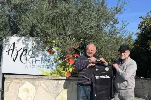 Οι φιλάθλοι με τις επίσημες φανέλες