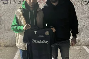 Οι φιλάθλοι με τις επίσημες φανέλες