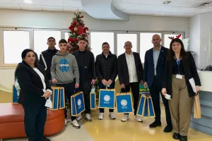 (Φώτος) Επισκέφθηκε το Μακάρειο και μοίρασε δώρα