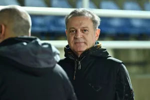 Περίμενε... τρεις