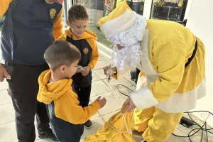 (Φώτος Kerkida) Κίτρινος Άγιος Βασίλης μοίρασε δώρα 