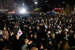 Κρίση στη Ν. Κορέα: Απομακρύνεται ο στρατός... 