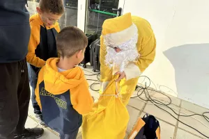 (Φώτος Kerkida) Κίτρινος Άγιος Βασίλης μοίρασε δώρα 