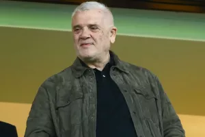 Μελισσανίδης σε Μάντζιο: "Μην στεναχωριέσαι, δεν παίζεται αυτή η ομάδα"