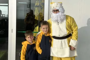 (Φώτος Kerkida) Κίτρινος Άγιος Βασίλης μοίρασε δώρα 