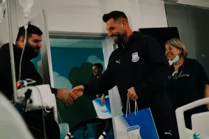 Stoiximan και παίκτες του Απόλλωνα μοίρασαν δώρα (φώτος)