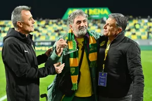 "Προς τιμήν του κ. Καραπατάκη μας κάλεσε στο γραφείο του…"