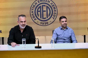ΠΛΑΝΟ Σατσιά με στροφή στο... εξωτερικό 