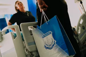 Αντιπροσωπεία του Απόλλωνα στο Γενικό Νοσοκομείο Λεμεσού (Φώτος/Βίντεο)