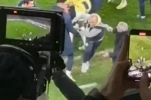 Επικός Μουρίνιο – Άρπαξε από την κουκούλα τον βοηθό του! (βίντεο)