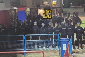 ΕΞΩ... από τα αποδυτήρια!