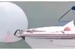 Παιδί βρέθηκε να επιπλέει στη θάλασσα μέσα σε μια φουσκωτή σφαίρα