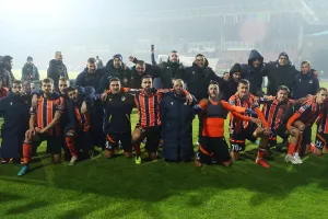 (ΒΙΝΤΕΟ/Φώτος Κerkida) Ομάδα και κόσμος έγιναν... ένα μετά το "διπλό"!