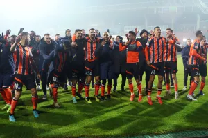 (ΒΙΝΤΕΟ/Φώτος Κerkida) Ομάδα και κόσμος έγιναν... ένα μετά το "διπλό"!