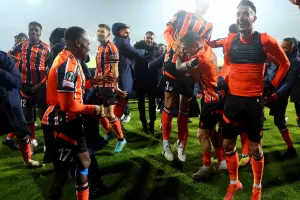 (ΒΙΝΤΕΟ/Φώτος Κerkida) Ομάδα και κόσμος έγιναν... ένα μετά το "διπλό"!