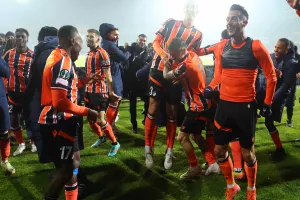 (ΒΙΝΤΕΟ/Φώτος Κerkida) Ομάδα και κόσμος έγιναν... ένα μετά το "διπλό"!